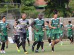 persebaya-surabaya-vs-psis-djadjang-nurjaman-gelar-latihan-tertutup-di-stadion-jenggolo-sidoarjo.jpg