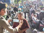 personel-polres-gresik-membagikan-masker-kepada-warga-di-pasar.jpg