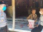 personil-bhabinkamtibmas-desa-larangan-pamekasan-bantuan-paket-sembako.jpg