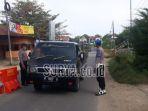 personil-polres-pamekasan-saat-memeriksa-kendaraan.jpg
