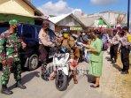 personil-polsek-pegantenan-pamekasan-saat-membagikan-ratusan-masker-gratis.jpg