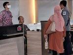 petugas-Kantor-Imigrasi-Blitar-Jumat-24112023-lalu.jpg