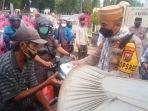 polisi-bagi-takjil-situbondo.jpg