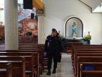 polisi-dari-Satuan-Penjinak-Bom-memeriksa-kursi-kursi-di-Gereja-Kristus-Raja-Surabaya.jpg
