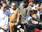 presiden-bagikan-kaos-kepada-pedagang-maupun-pembeli-di-pasar.jpg