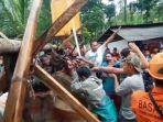 proses-evakuasi-jasad-petugas-KPPS-di-Jember-yang-terjun-ke-sumur.jpg