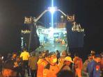 proses-evakuasi-korban-selamat-kmp-yunicee-di-pelabuhan-ketapang-banyuwangi.jpg