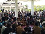 ratusan-penambang-pasir-saat-melakukan-aksi-demo-di-depan-kantor-bupati-lumajang.jpg