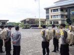 ratusan-personel-polisi-diberangkatkan-dari-polresta-sidoarjo-menuju-masing-masing-tps.jpg