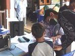 seorang-anak-mendapatkan-vaksinasi-di-desa-joho-kecamatan-dagangan-kabupaten-madiun.jpg