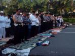 shalat-id-digelar-di-depan-mapolresta-solo_20160706_080401.jpg