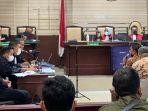 sidang-Sahat-Tua-Simanjuntak-di-Pengadilan-Tipikor-Surabaya.jpg