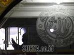 siluet-jemaah-perempuan-menunaikan-salat-tarawih.jpg