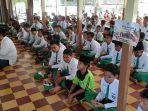 siswa-MI-Al-Falah-Kediri-gelar-salat-gaib-untuk-korban-gempa-Cianjur.jpg