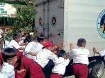 siswa-SDN-4-Lamongrejo-sambut-kedatangan-mobil-MBGjpg.jpg