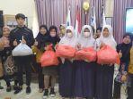 sman-15-surabaya-saat-membagikan-seragam-gratis.jpg