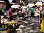 suasana-ramainya-pasar-kolpajung-pamekasan.jpg