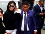 syahrini-didampingi-hotman-paris-hutapea_20171009_141253.jpg