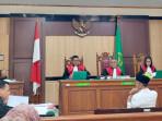 terdakwa-Resa-Andrianto-saat-menjalani-sidang-lanjutan-kasus-mafia-tanah-di-PN-Gresik-Jatim.jpg