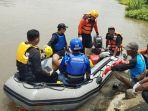 tim-SAR-mengevakuasi-jasad-pelajar-Mojokerto-yang-tenggelam-di-Sungai-Brantas-Jombang.jpg