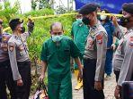 tim-dokter-forensi-usai-melakukan-ekshumasi-makam-dua-korban-tragedi-Kanjuruhan.jpg