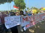 unjuk-rasa-PKL-di-depan-kantor-Bupati-Tuban-7102025a.jpg