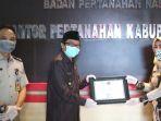 wakil-bupati-jember-abdul-muqit-arief-terima-penghargaan-dari-bpn.jpg