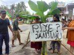 warga-blitar-kembali-protes-jalan-hancur.jpg