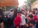 warga-blitar-tutup-padepokan-gus-syamsudin.jpg