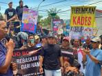warga-demo-Kades-Kepohagung-Tuban-Jatim.jpg