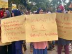 warga-demo-di-depan-gerbang-PT-TPPI-Jenu-Tuban-Jatim.jpg