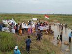 warga-lamongan-hadang-bpn-terkait-sengketa-waduk.jpg<pf>warga-lamongan-berdemo-perebutan-waduk.jpg
