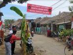 warga-pasuruan-tanam-pohon-di-jalan-rusak.jpg