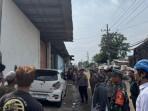 warga-sekitar-maupun-penggunaan-sebagian-bahu-jalan-oleh-warga.jpg