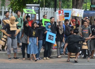 Manusia Kardus Peduli Earth Hour