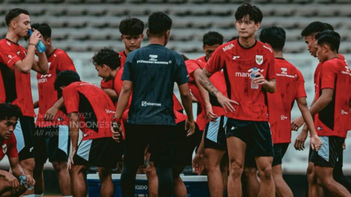 TIMNAS INDONESIA U22 - Para pemain TIMNAS INDONESIA U22 di hari pertama training session. Pelatih Indra Sjafri memanggil sebanyak 30 pemain ke Timnas U22 untuk persiapan SEA Games 2025. Sedikitnya ada tiga pemain yang belum mendapatkan menit bermain yang dirilis oleh  ILeague selaku operator liga.