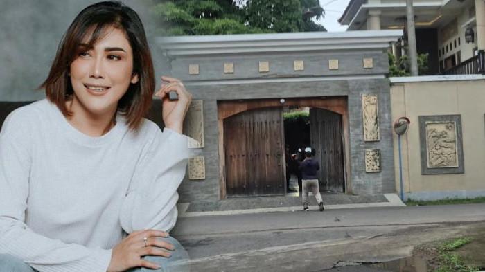 KPK GELEDAH RUMAH - Petugas saat menutup rumah Indah Bekti Pertiwi (KANAN), di Kelurahan Cokromenggalan, Kecamatan/Kabupaten Ponorogo, Jatim, Rabu (12/11/2025). Rumah Indah Bekti Pertiwi yang disebut Komisi Pemberantasan Korupsi (KPK) teman dekat Yunus Mahatma direktur Rumah Sakit Umum Daerah (RSUD) dr Harjono Ponorogo ikut digeledah, Rabu (12/11/2025). Potret Indah Bekti Pertiwi (KIRI).