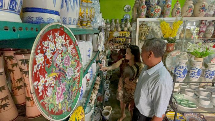 WISATA EDUKASI MALANG - Pengunjung melihat hasil kerajinan keramik di kawasan Kampung Wisata Keramik Dinoyo, Malang, Jawa Jawa Timur, Sabtu (13/6/2026). Destinasi ini cocok dijadikan wisata edukasi untuk mengisi waktu libur sekolah.