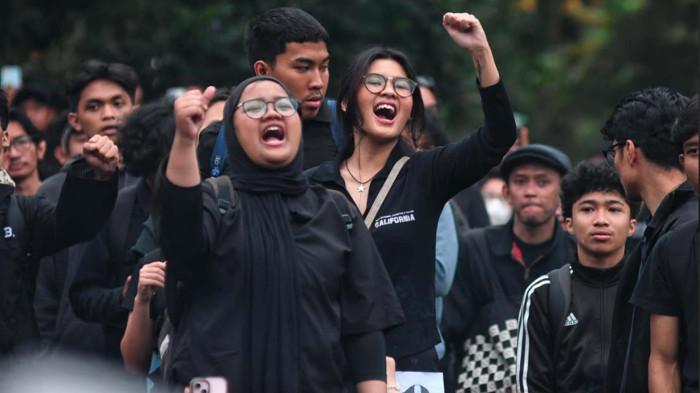 AKSI MAHASISWI- Mahasiswa melakukan aksi solidaritas untuk Affan Kurniawan di Alun-alun Merdeka, Kota Malang, Jawa Timur, Jumat (29/8/2025). Affan Kurniawan merupakan driver Ojol korban meninggal dunia yang dilindas mobil Brimob saat kericuhan demo di Jakarta pada, Kamis (28/8/2025)
