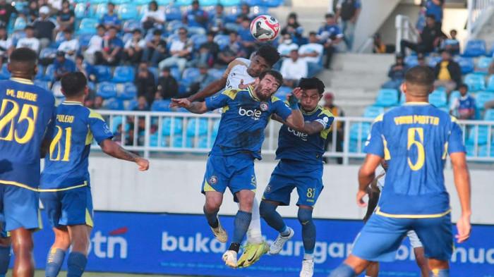 VERSUS DEWA UNITED - Pesepakbola Dewa United Banten FC, Brian Fatari (atas) berduel udara dengan para pesepakbola Arema FC dalam laga lanjutan Super League 2025-2026 di Stadion Kanjuruhan, Kabupaten Malang, Jawa Timur, Sabtu (13/9/2025). Arema FC kalah dari Dewa United Banten FC dengan skor akhir 1-2.