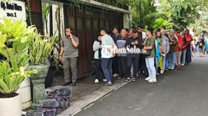 Antrian pengunjung yang ingin berfoto RUMAH JOKOWI