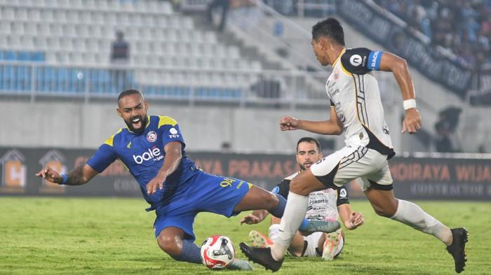 SUPER LEAGUE - Pemain Arema FC, Dalberto, saat melawan Persija Jakarta, dalam laga Super League 2025/2026 di Stadion Kanjuruhan, Kabupaten Malang, Sabtu (8/11/2025). Arema FC kalah 1-2.