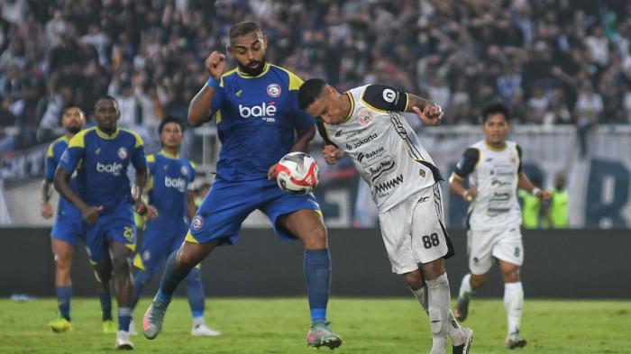 SUPER LEAGUE - Duel Arema FC vs Persija Jakarta dalam laga lanjutan Super League 2025/2026 di Stadion Kanjuruhan, Kabupaten Malang, Sabtu (8/11/2025). Arema FC kalah 1-2.
