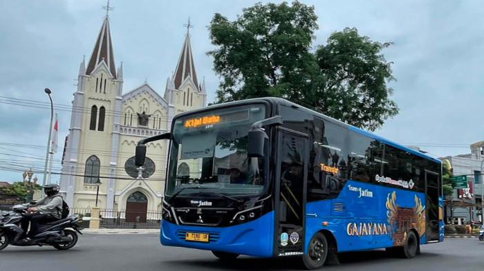 BEROPERASI - Bus Trans Jatim koridor Malang Raya dengan nama Gajayana, melintas di kawasan Kayutangan Jalan Basuki Rahmat, Kota Malang Sabtu (22/11/2025). Sebanyak 15 unit Bus Trans Jatim Gajayana disiapkan untuk melayani rute Malang–Batu guna memperkuat konektivitas, memudahkan akses wisata, mengurangi kemacetan, dan mendukung transisi angkutan lokal ke layanan bus terstandar. Bus Trans Jatim Gajayana akan mengenakan tarif untuk pelajar dan Mahasiswa Rp 2500 dan tarif umum Rp 5 ribu.