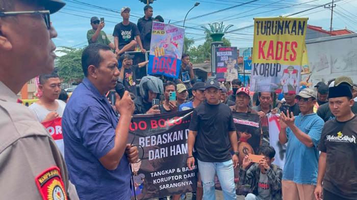 Ratusan Warga Tuban Demo Tuntut Kades Kepohagung Mundur, Diduga Gelapkan Uang Desa Rp 1 Miliar