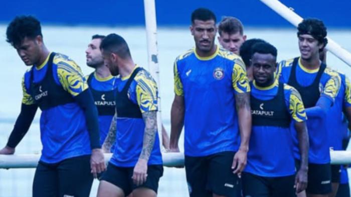 DERBY JATIM LIGA - Para pemain Arema FC saat sesi latihan di Stadion Gajayana sebelum duel lawan Persebaya. Pelatih Marcos Santos menyiapkan 23 pemain Arema untuk lawan Persebaya di pekan ke-13 Super League 2025-2026, Sabtu (22/11/2025), pukul 15.30 WIB. Arkhan Fikri datang, Ian Puleio comeback.