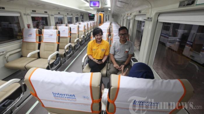 DISKON KAI NATARU - Petugas mengikuti uji coba gergong Kereta Premium, di Stasiun Bandung, Kota Bandung, Selasa (13/6/2017). PT Kereta Api Indonesia (Persero) bersama seluruh anak usahanya resmi menghadirkan rangkaian program promo dan tarif terjangkau guna menyambut masa Angkutan Natal 2025 dan Tahun Baru 2026 (Nataru). KAI Group menawarkan diskon tarif hingga 30 persen.