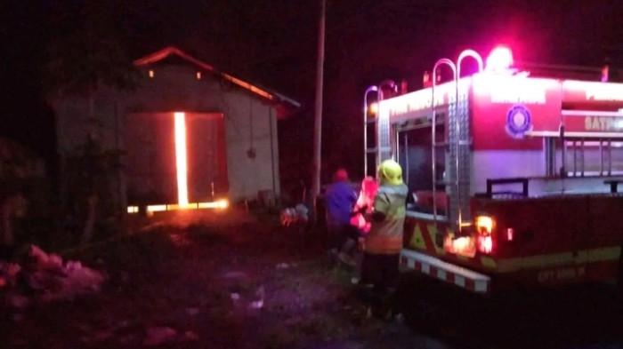 Kebakaran Melanda Gudang Alat Pertanian di Kecamatan Puncu Kediri, Kerugian Tembus Rp 400 Juta