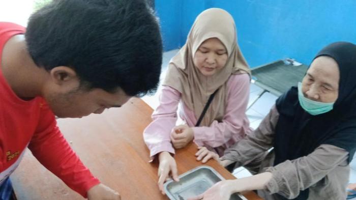 Minta Tolong Damkar, Nenek di Kabupaten Kediri Kesulitan Melepas Cincin Emas di Jarinya