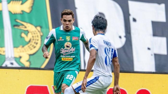 SUPER LEAGUE - Gali Freitas berduel dengan Johan Ahmat Farizi dalam laga Persebaya Surabaya vs Arema FC di Stadion Gelora Bung Tomo, Sabtu (22/11/2025). Skor berakhir imbang 1-1.